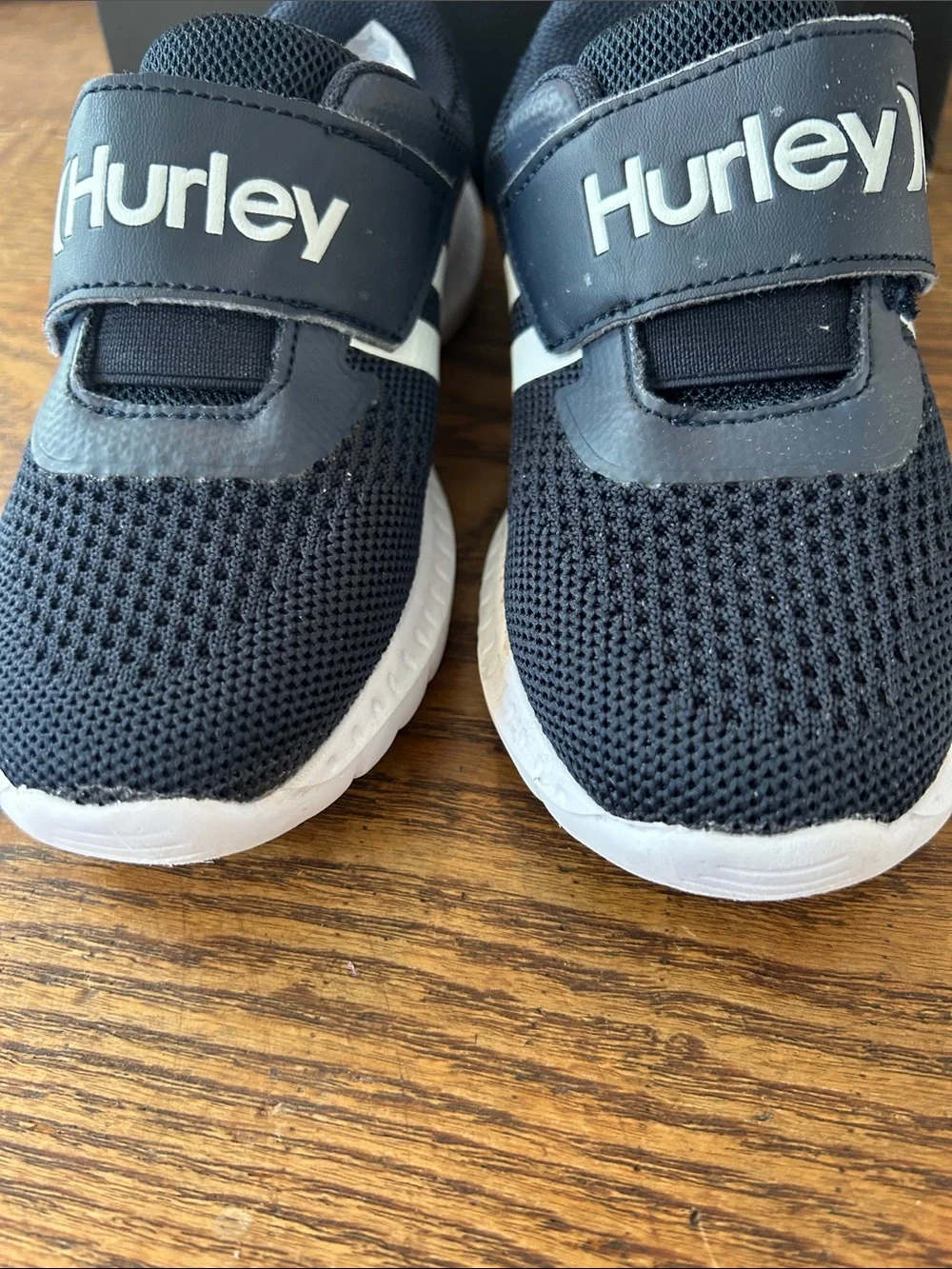 Hurley Deep Navy ⚓️ and White Kids Mesh Hook-and-Loop Sneakers in box 📦